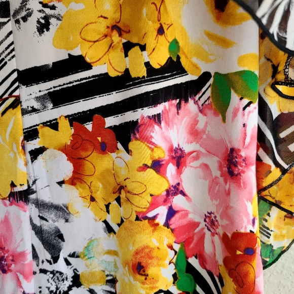 Suzie in the City floral/geometric pattern design, top has sheer overlay, medium - Picture 7 of 7